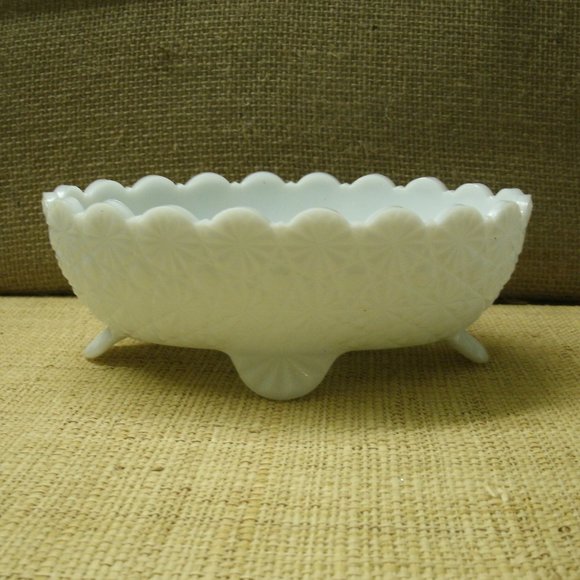 Vintage Fenton Milk Glass Daisy & Button Footed Dish - Picture 1 of 16